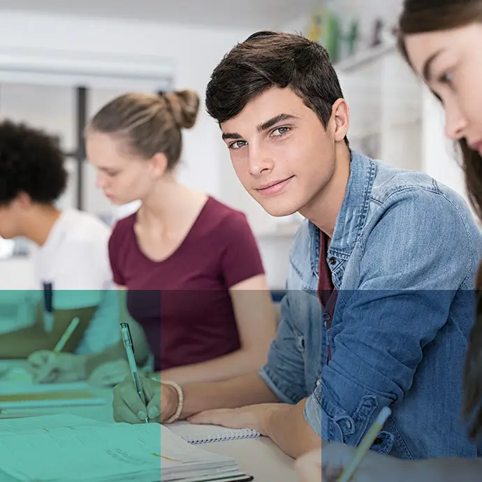 Schülerinnen und Schüler im Unterricht