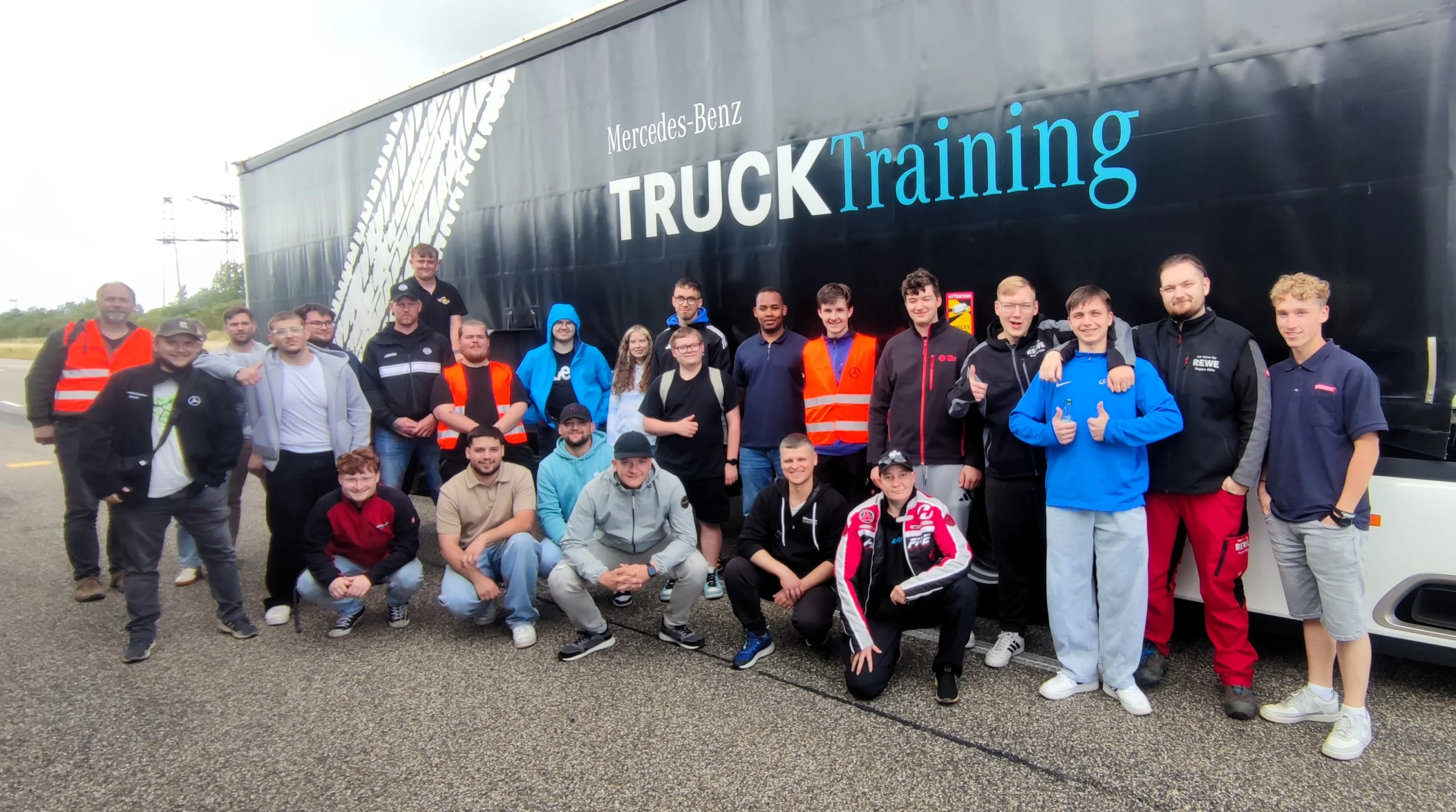 Rollendes Klassenzimmer - Klasse vor LKW-Anhänger
