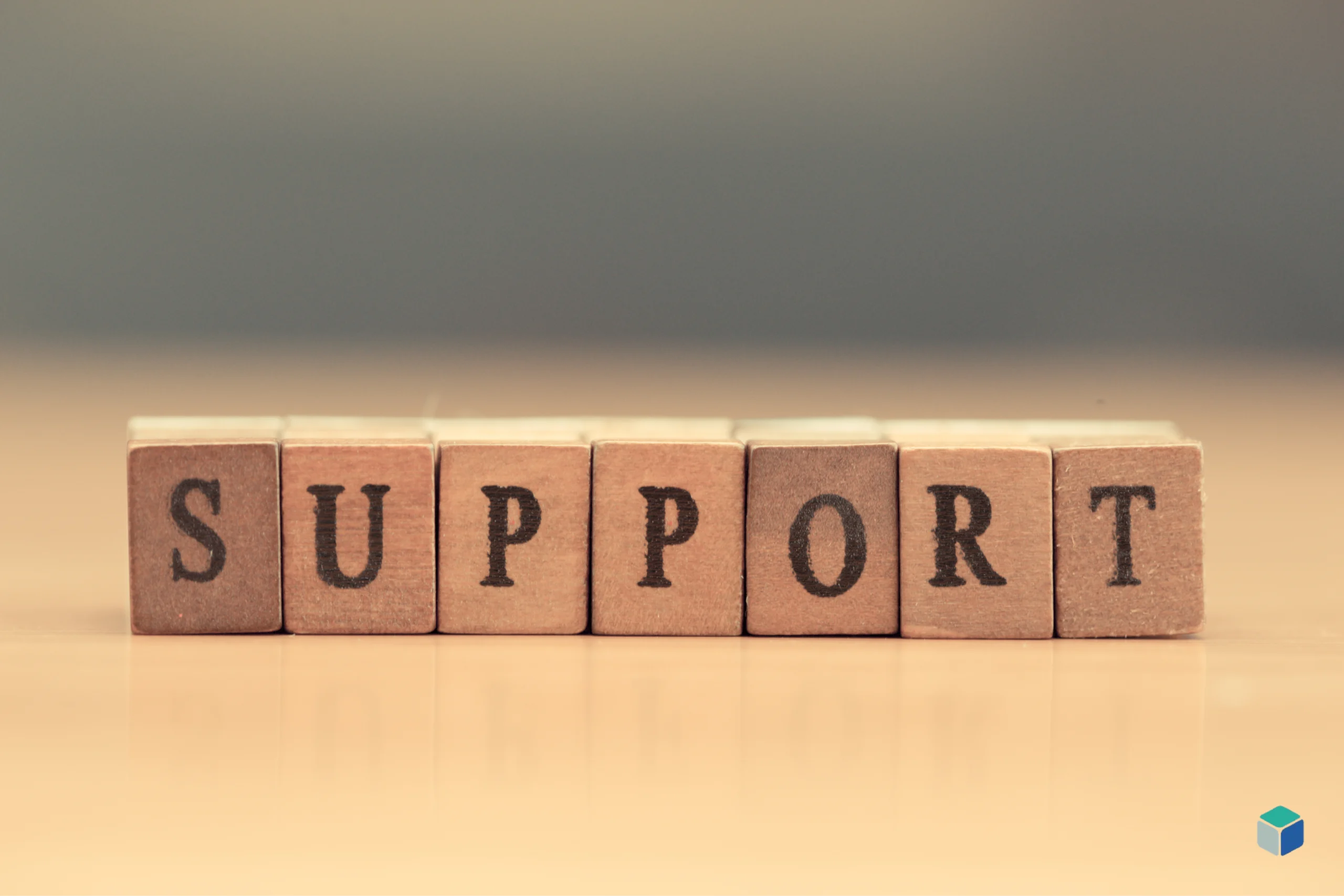 Support auf Holz-Klötzchen