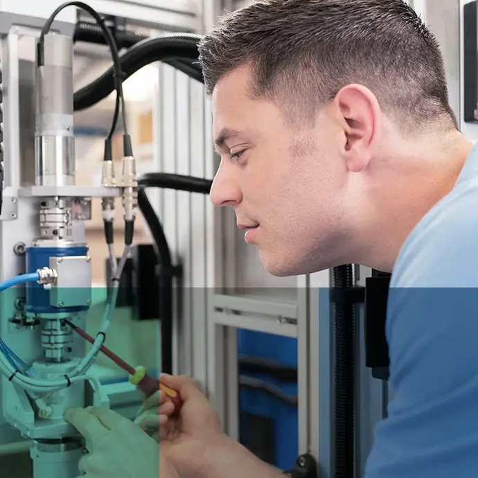 Person arbeitet an einer technischen Anlage